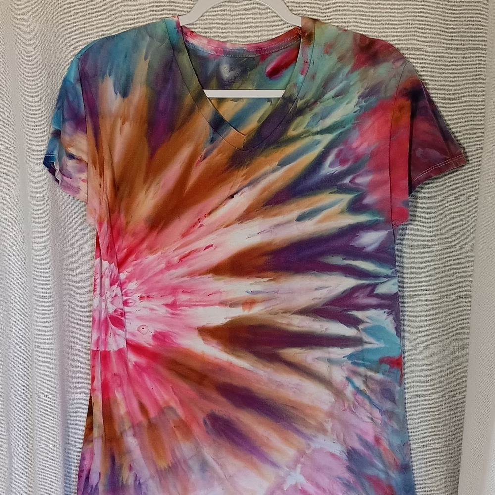 Tie-dye Multicolor Fruit of the Loom T-Shirt with V-neck and Short Sleeves
